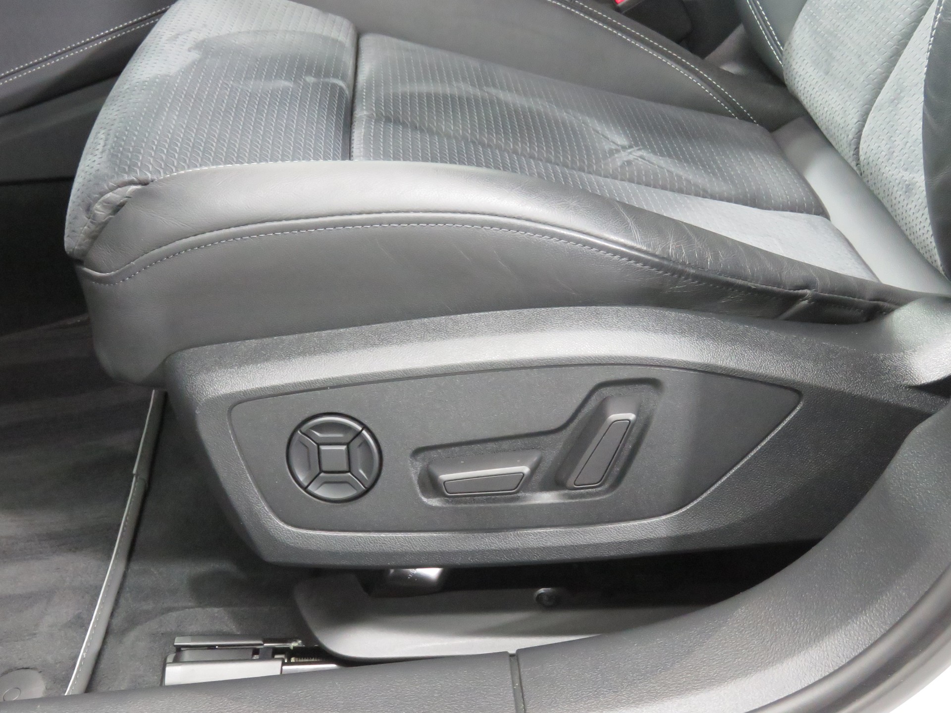 AUDI A6 Avant 40 TDI Sport Attraction Quattro S-tronic (Automat, AHK 2.0 t)-image-8