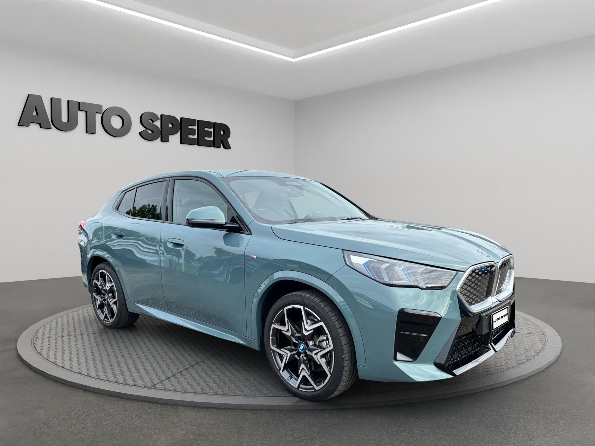BMW iX2 xDrive30 M Sport | Elektro | Panorama | Driving Assist Pro | CH Schweizer Fahrzeug - Werksgarantie und Gratisservice-image-3