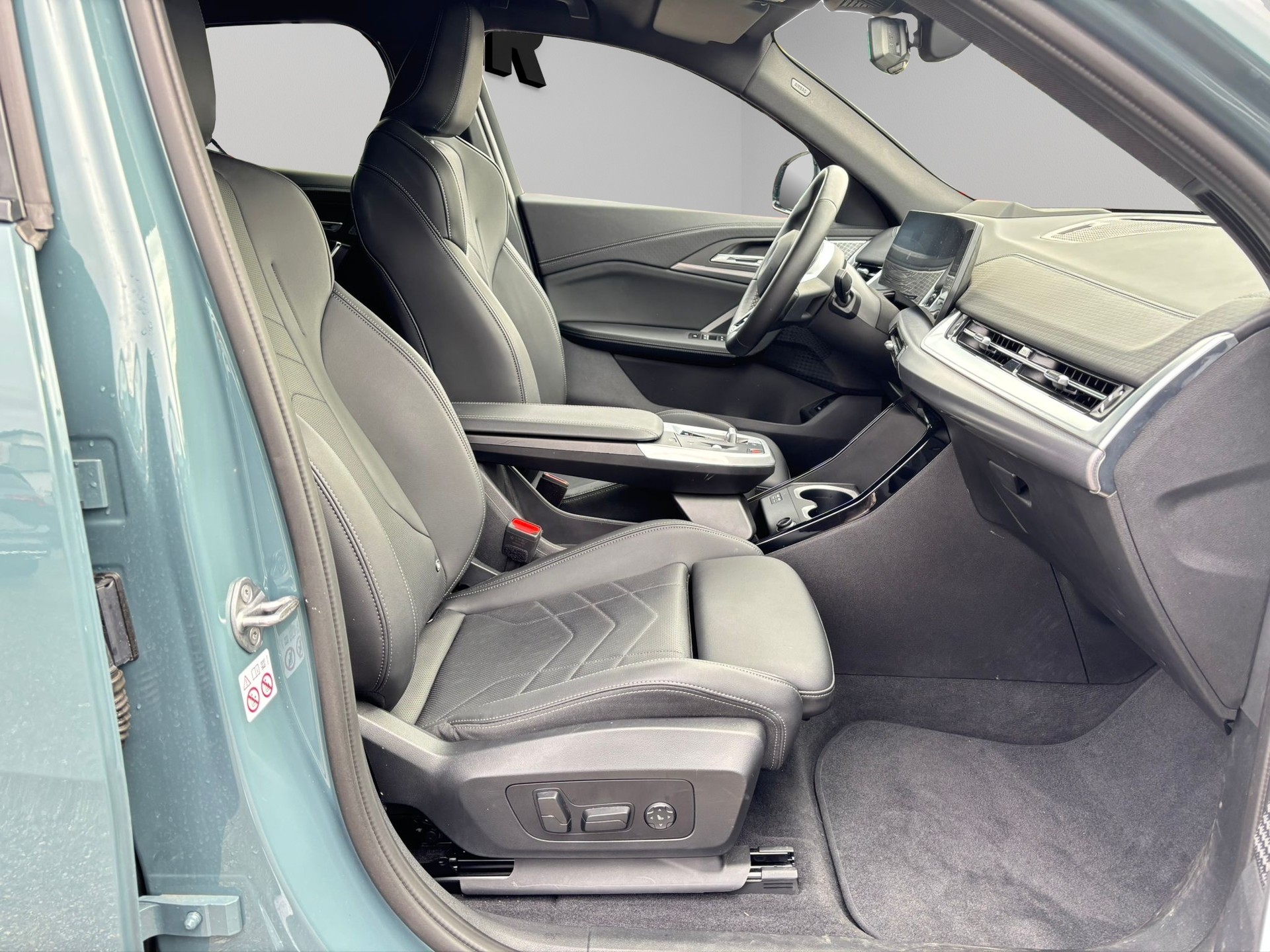BMW iX2 xDrive30 M Sport | Elektro | Panorama | Driving Assist Pro | CH Schweizer Fahrzeug - Werksgarantie und Gratisservice-image-9