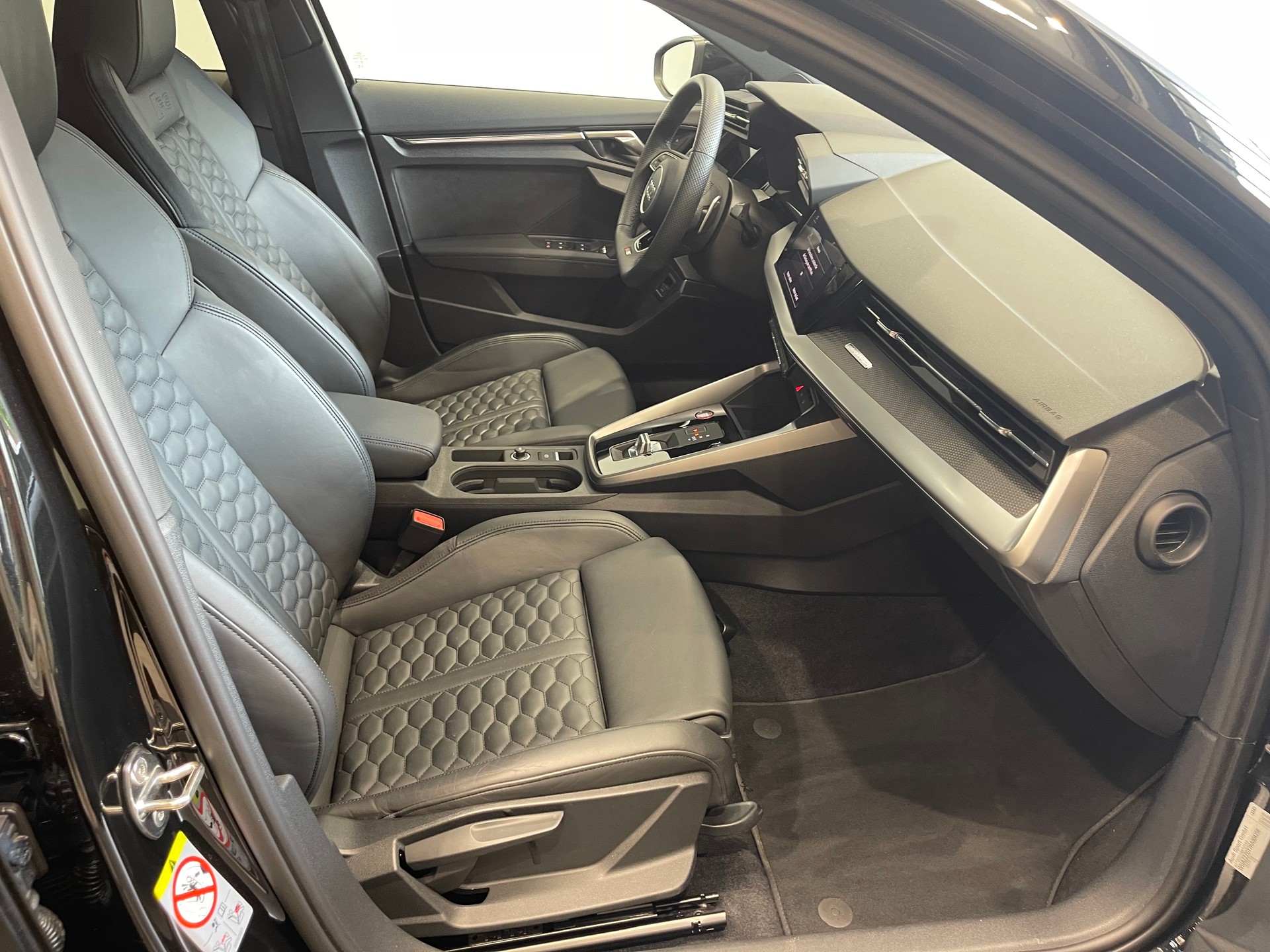 AUDI RS3 Sportback 2.5 TSI quattro S-tronic-image-13