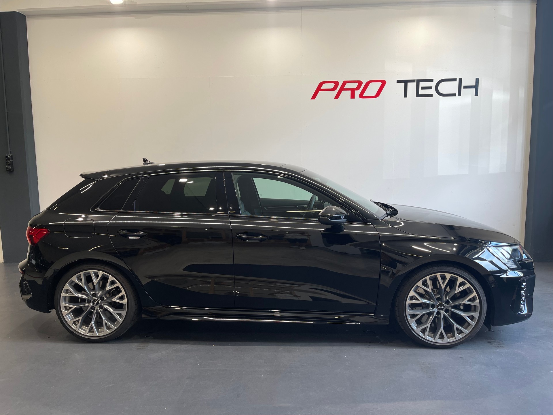 AUDI RS3 Sportback 2.5 TSI quattro S-tronic-image-2