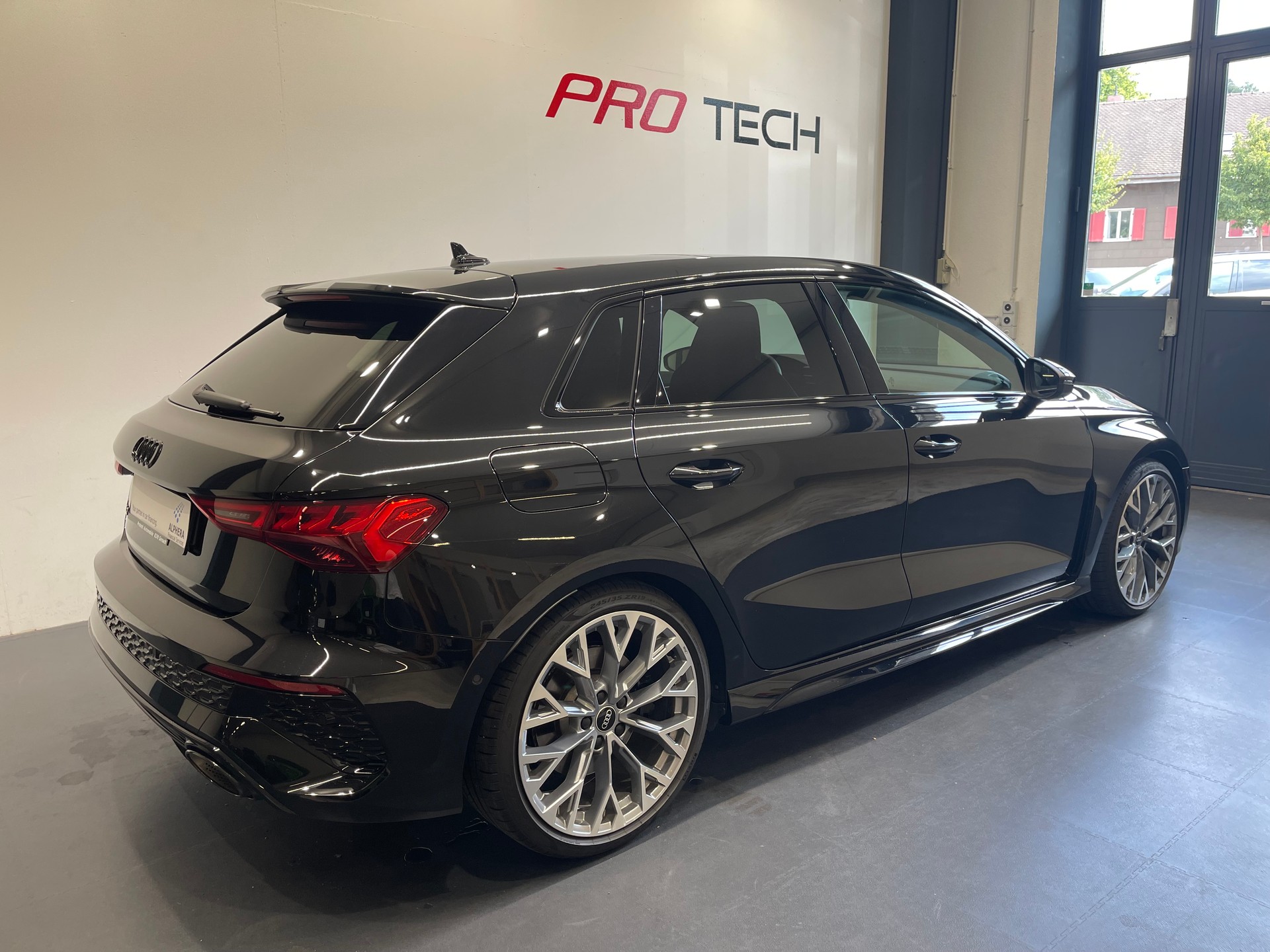 AUDI RS3 Sportback 2.5 TSI quattro S-tronic-image-3