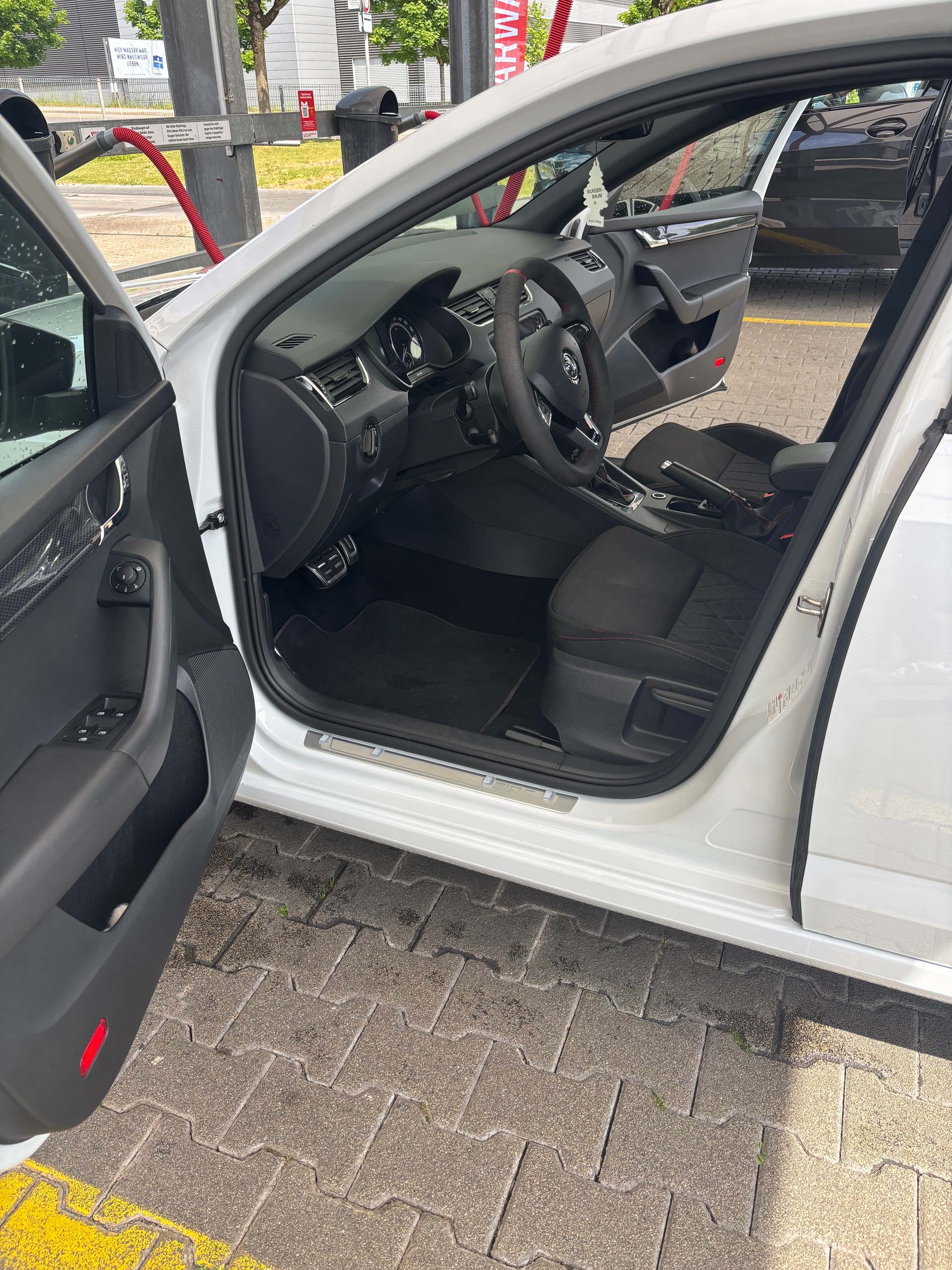 SKODA 2.0 TDI 184 RS 4x4 DSG-image-1