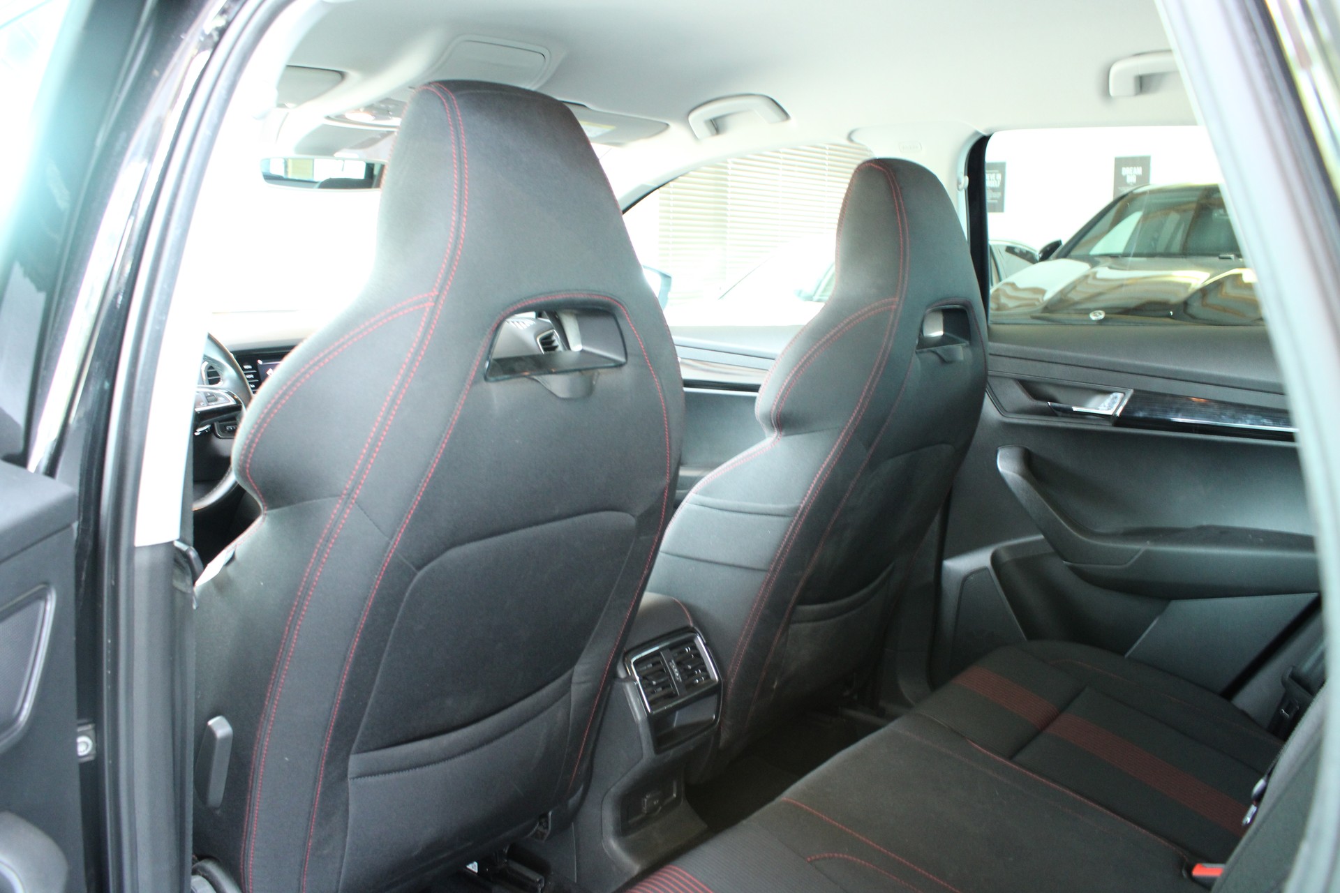 SKODA Karoq 2.0 TDI CR Style 4x4 DSG-image-12