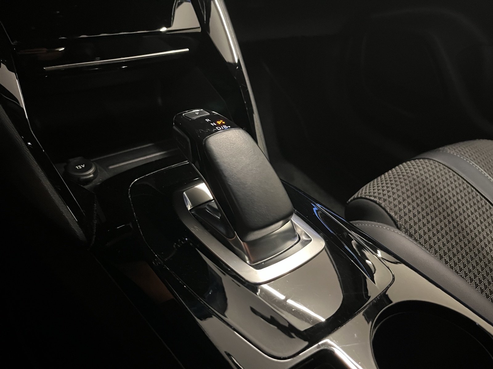PEUGEOT 2008 e-GT Line-image-11