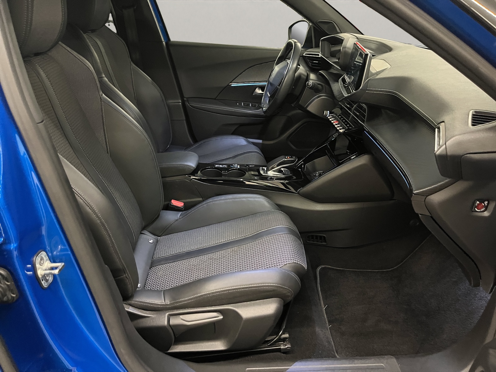 PEUGEOT 2008 e-GT Line-image-12