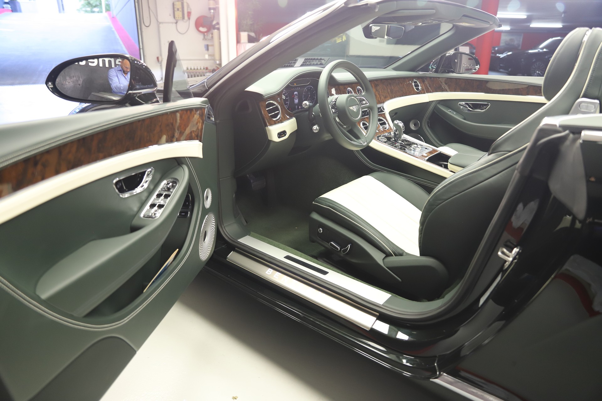 BENTLEY Continental GTC 4.0 V8-image-9