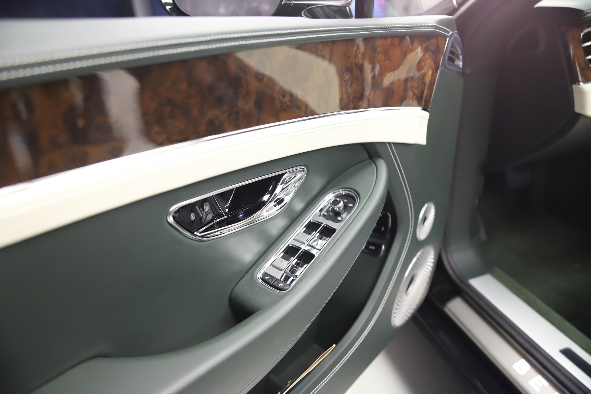 BENTLEY Continental GTC 4.0 V8-image-12