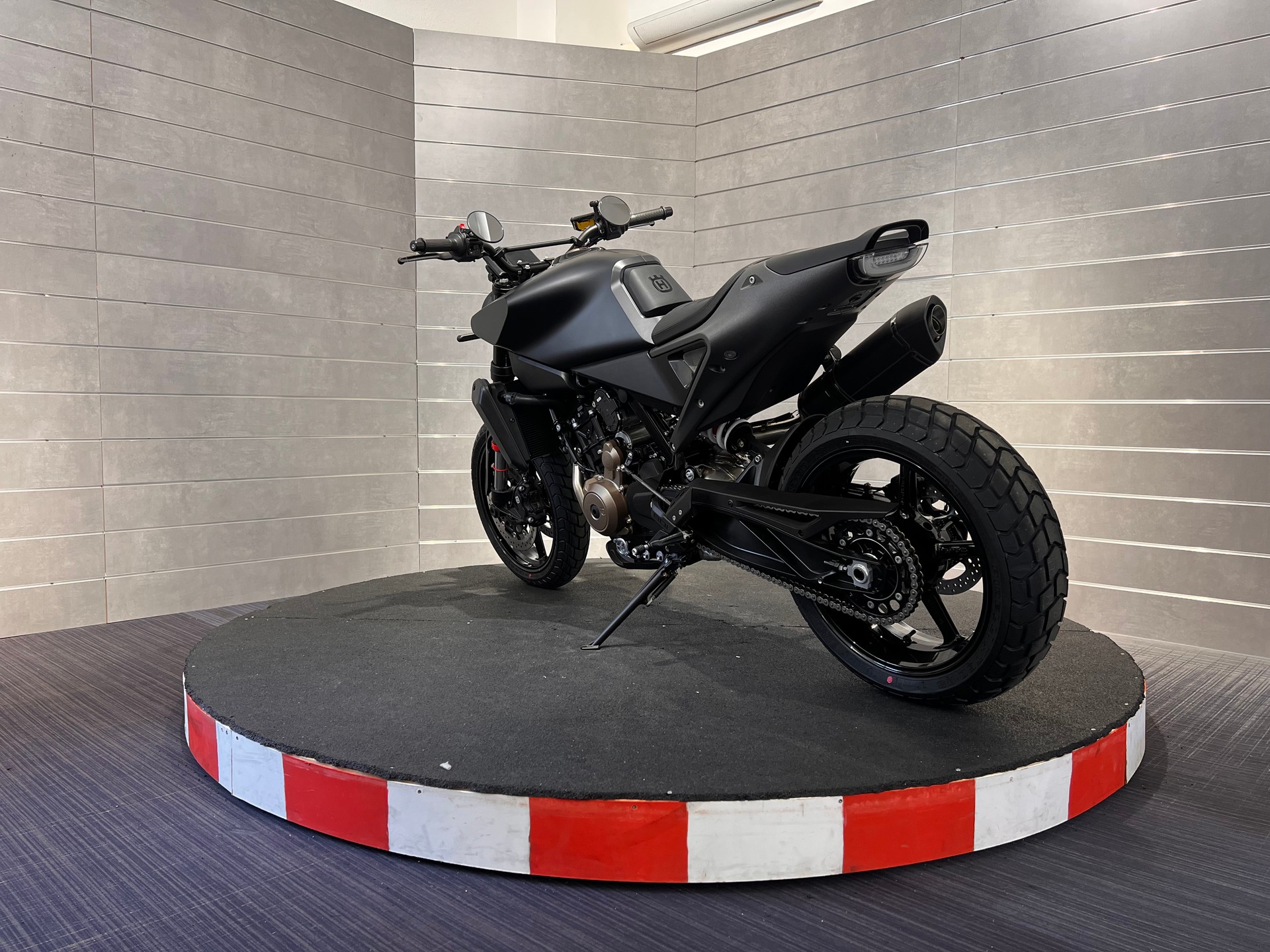 HUSQVARNA SVARTPILEN 801-showroom-element-3