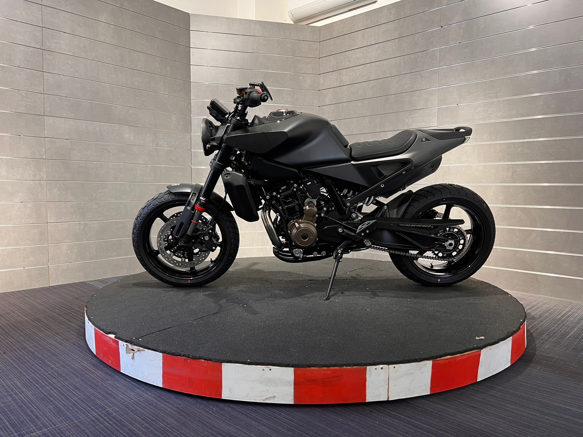 HUSQVARNA SVARTPILEN 801-showroom-element-1