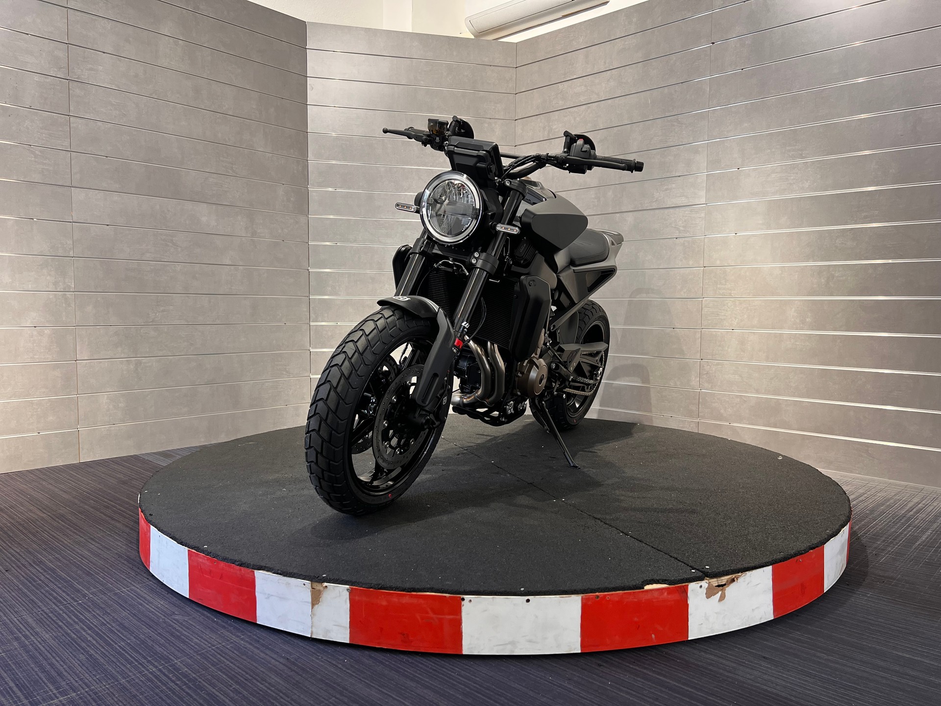 HUSQVARNA SVARTPILEN 801