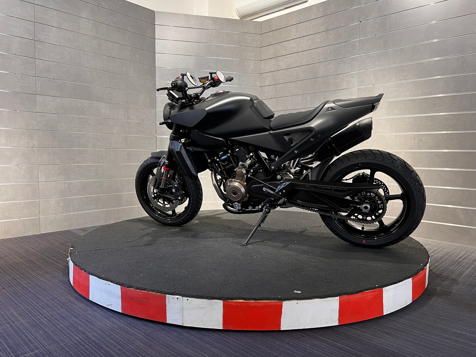 HUSQVARNA SVARTPILEN 801-showroom-element-2