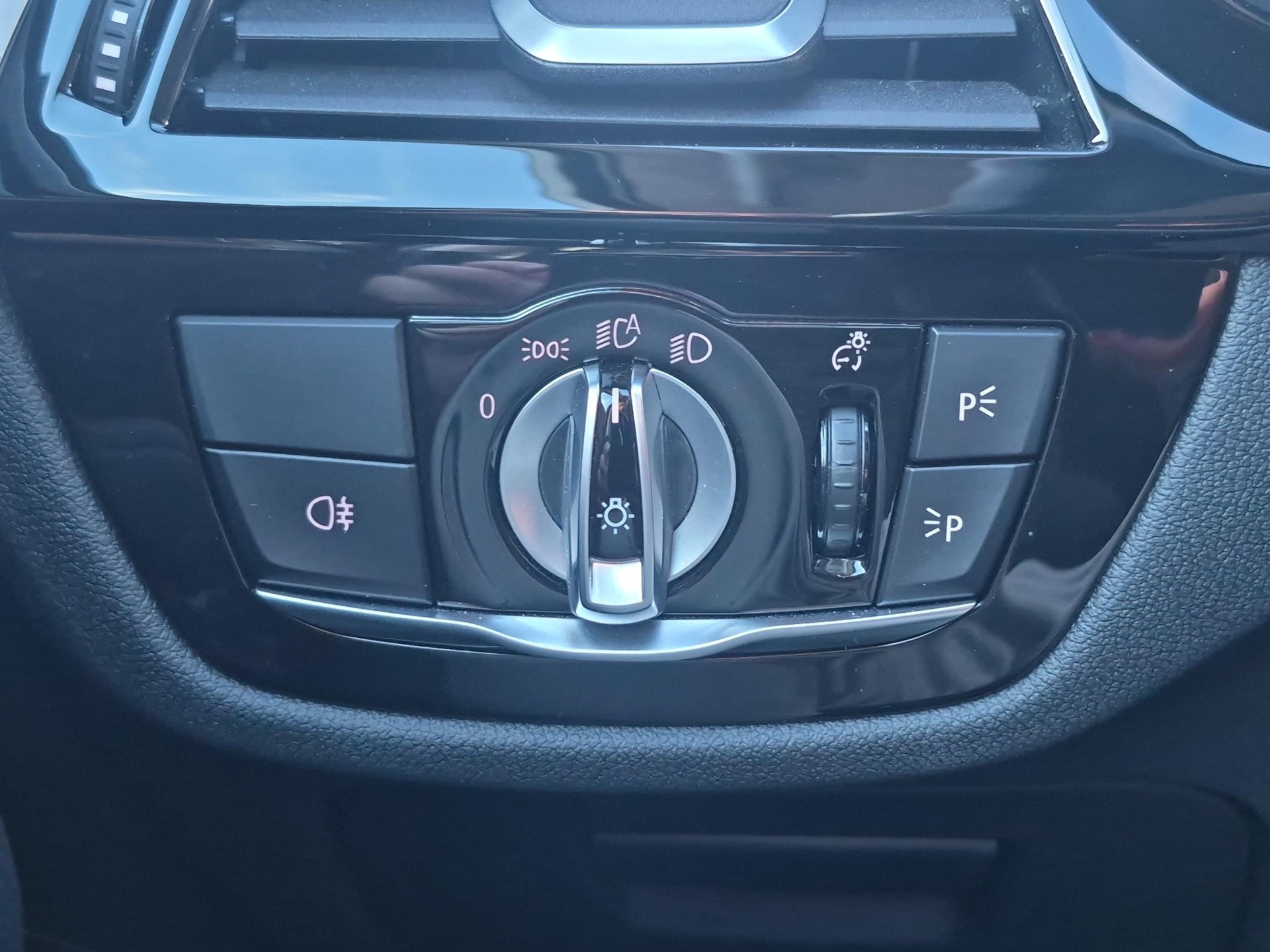 BMW 520d xDrive Touring-image-16
