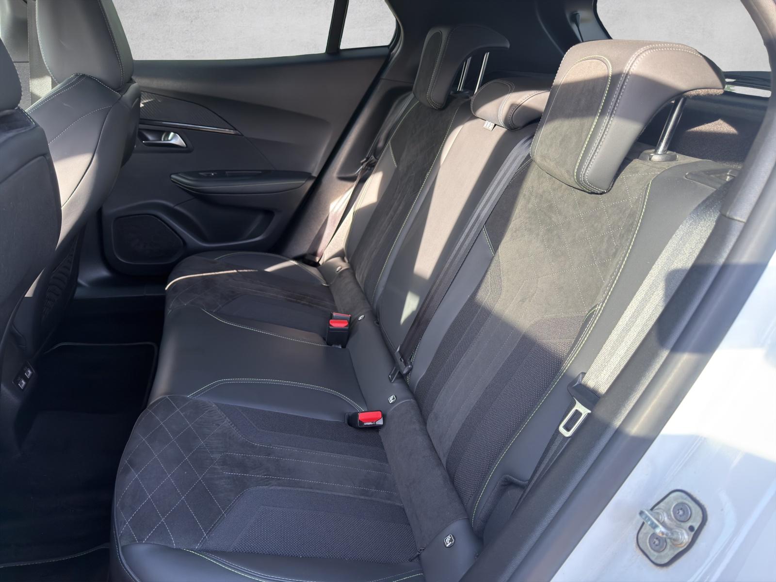 PEUGEOT 2008 1.2 PureTech GT Pack EAT8-image-4