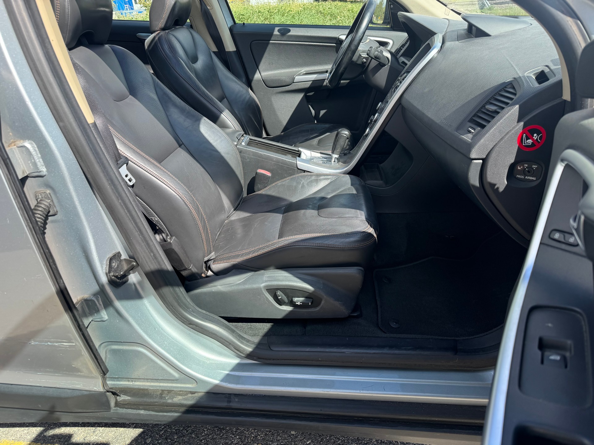 VOLVO XC60 D5 AWD Summum Geartronic-image-8