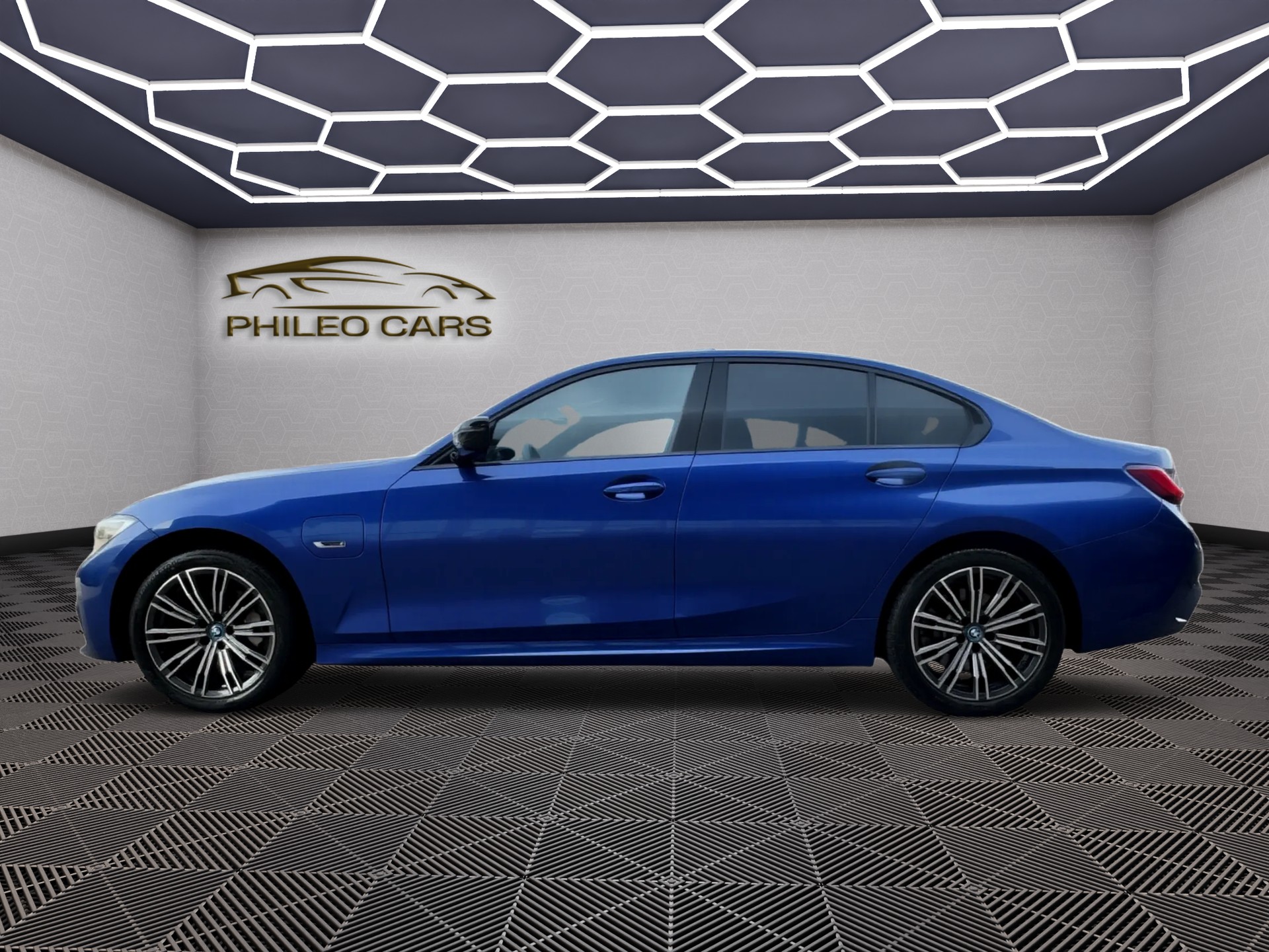 BMW 330e xDrive M Sport Steptronic-image-4