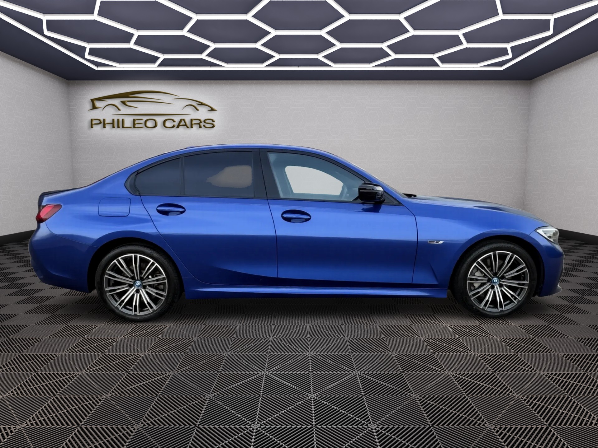 BMW 330e xDrive M Sport Steptronic-image-3