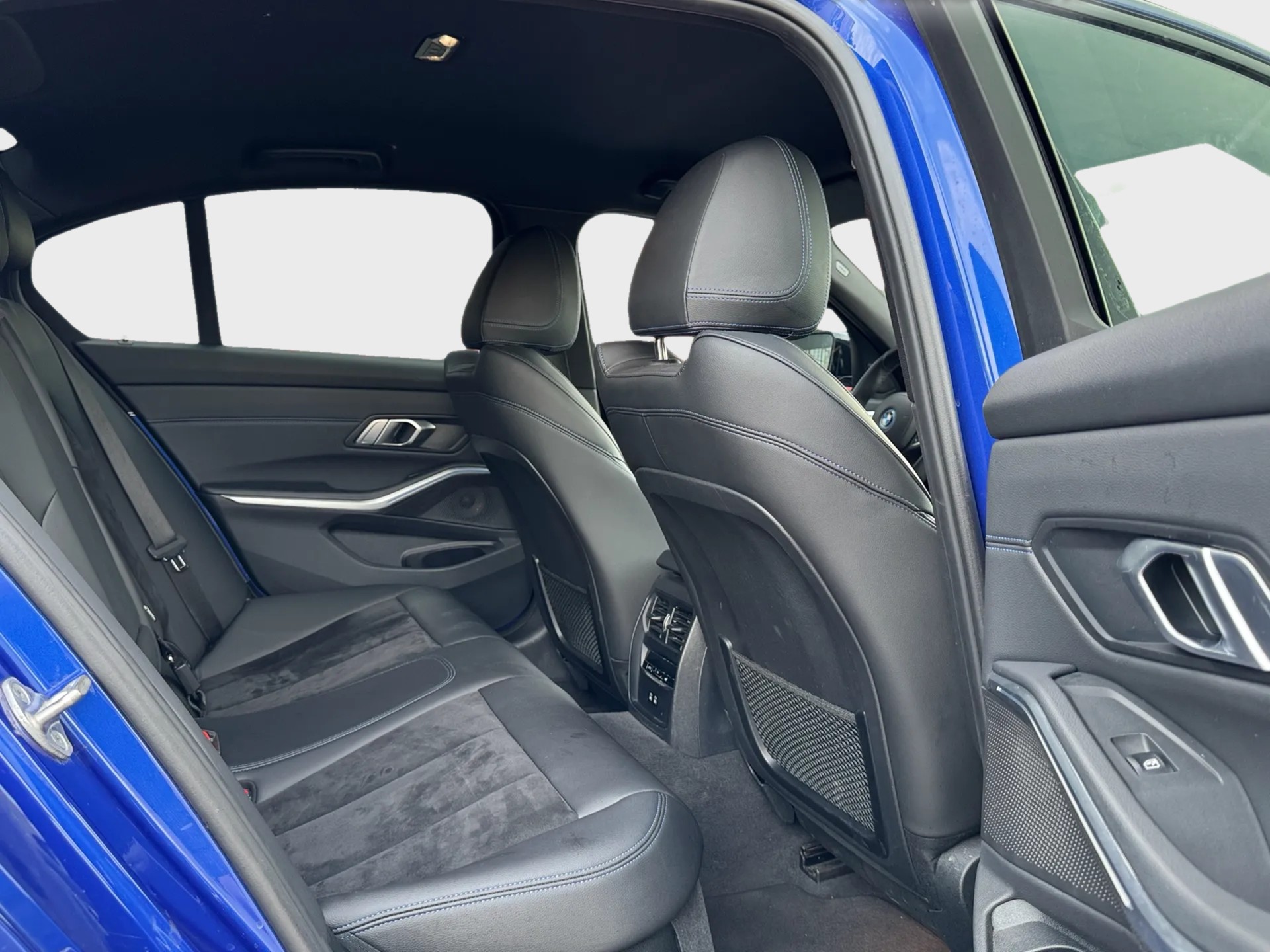 BMW 330e xDrive M Sport Steptronic-image-12