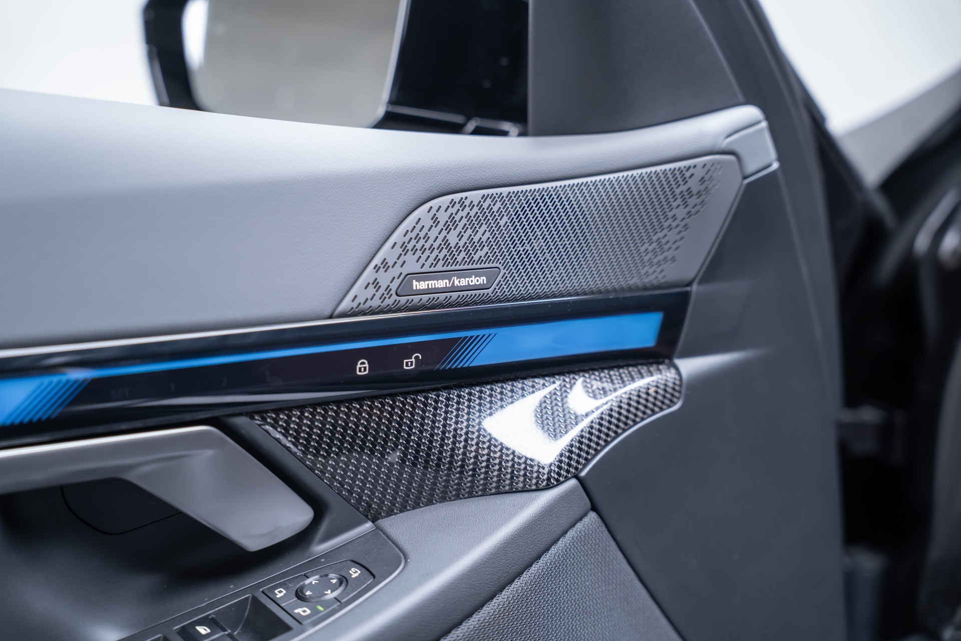 BMW i5 M60 xDrive M Sport Pro / CH-Fahrzeug /Iconic Glow / Panorama-Glasdach-image-19