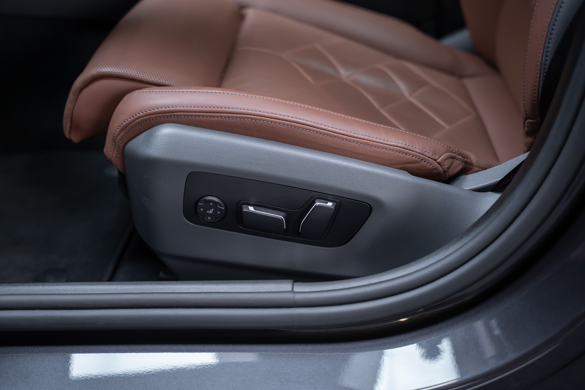 BMW i5 M60 xDrive M Sport Pro / CH-Fahrzeug /Iconic Glow / Panorama-Glasdach-image-18
