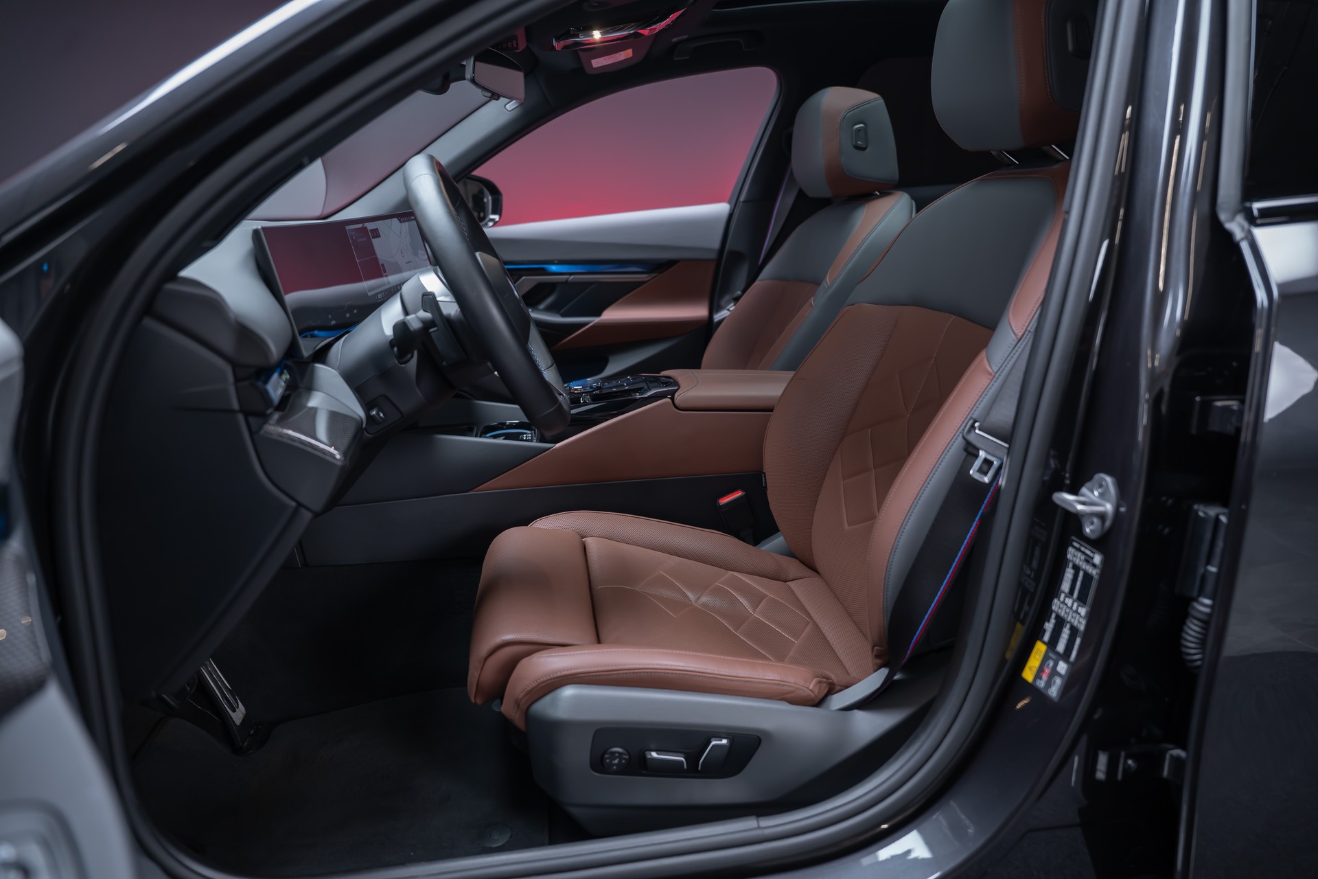 BMW i5 M60 xDrive M Sport Pro / CH-Fahrzeug /Iconic Glow / Panorama-Glasdach-image-12