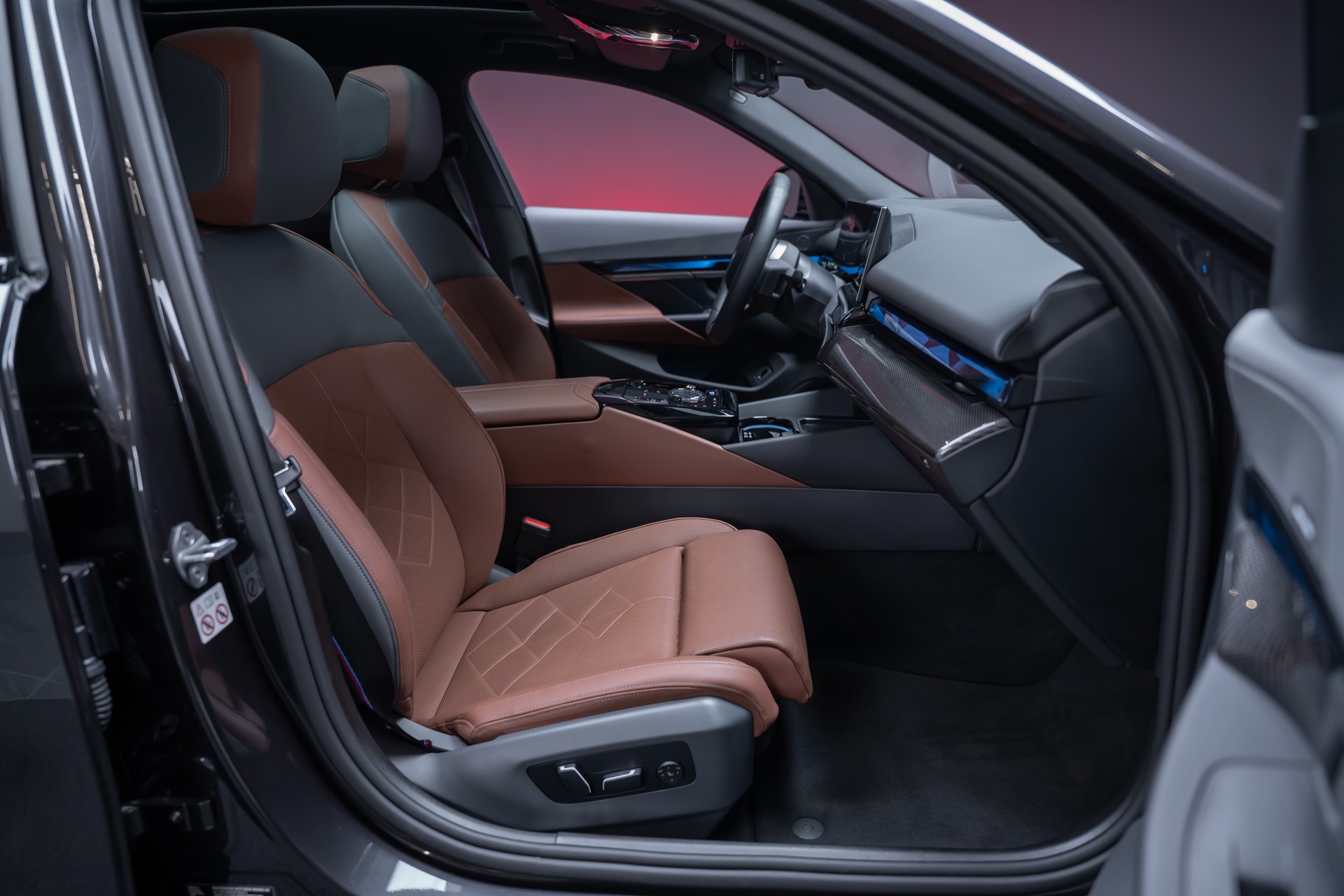 BMW i5 M60 xDrive M Sport Pro / CH-Fahrzeug /Iconic Glow / Panorama-Glasdach-image-28