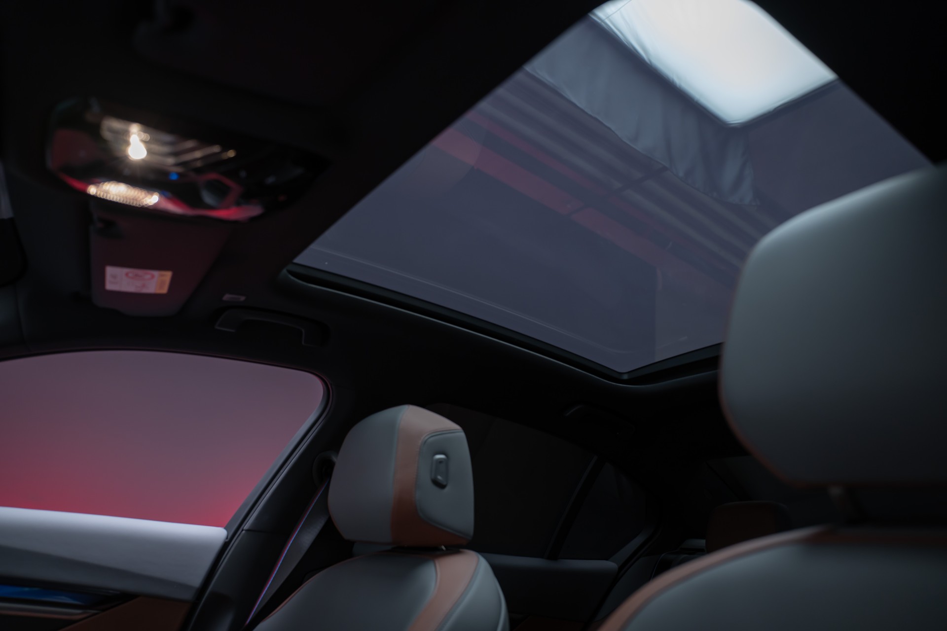 BMW i5 M60 xDrive M Sport Pro / CH-Fahrzeug /Iconic Glow / Panorama-Glasdach-image-13