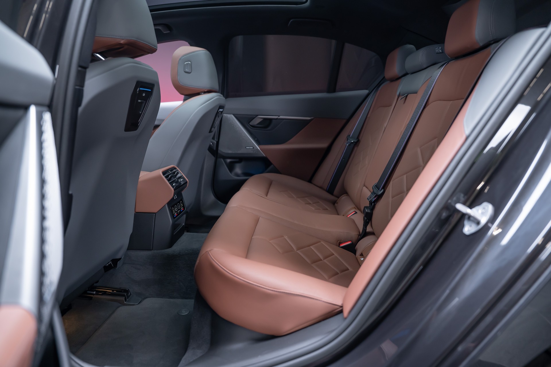 BMW i5 M60 xDrive M Sport Pro / CH-Fahrzeug /Iconic Glow / Panorama-Glasdach-image-22