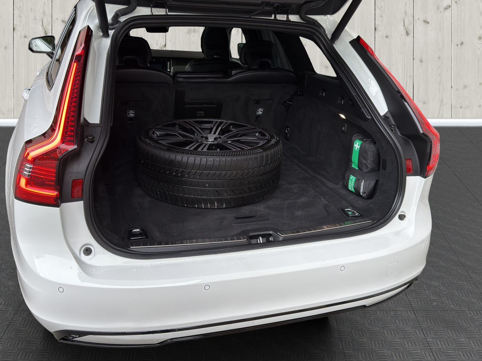 VOLVO V90 B5 AWD Diesel Mild Hybrid R-Design Geartronic-image-15
