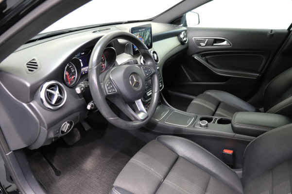 MERCEDES-BENZ GLA 220 d Urban-image-7