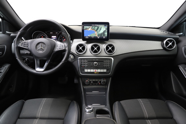 MERCEDES-BENZ GLA 220 d Urban-image-9
