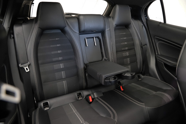 MERCEDES-BENZ GLA 220 d Urban-image-10