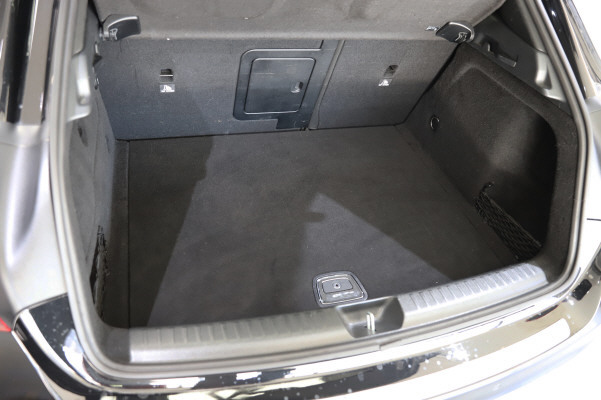 MERCEDES-BENZ GLA 220 d Urban-image-11