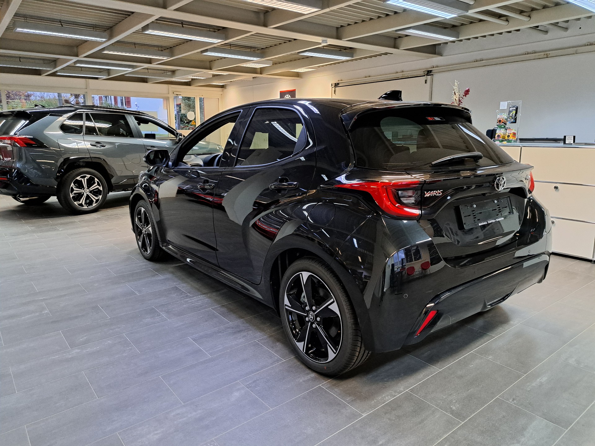 TOYOTA Yaris 1.5 Premium e-CVT-image-8