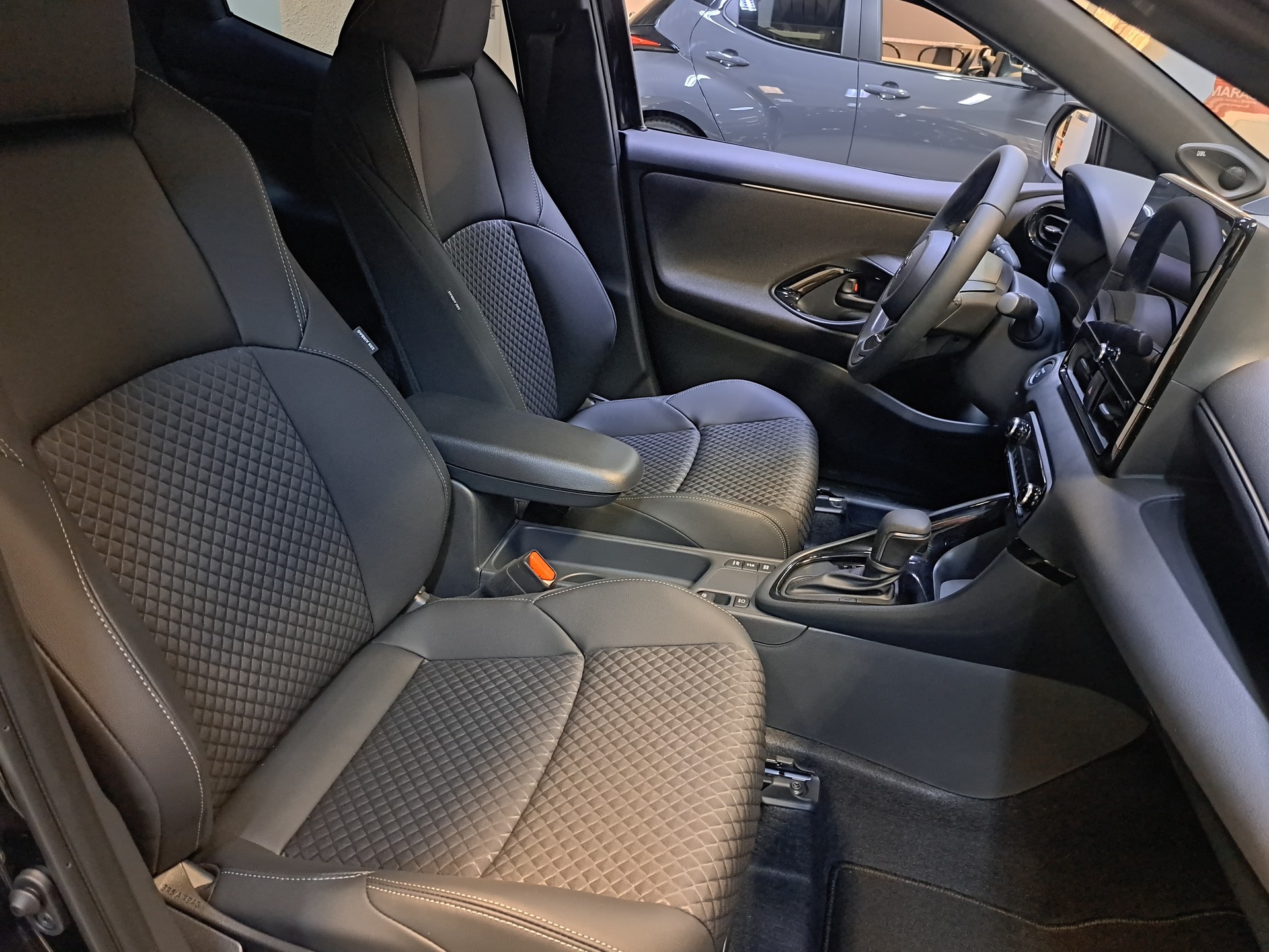 TOYOTA Yaris 1.5 Premium e-CVT-image-4