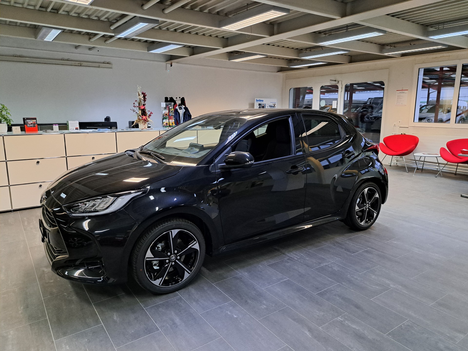 TOYOTA Yaris 1.5 Premium e-CVT-image-10