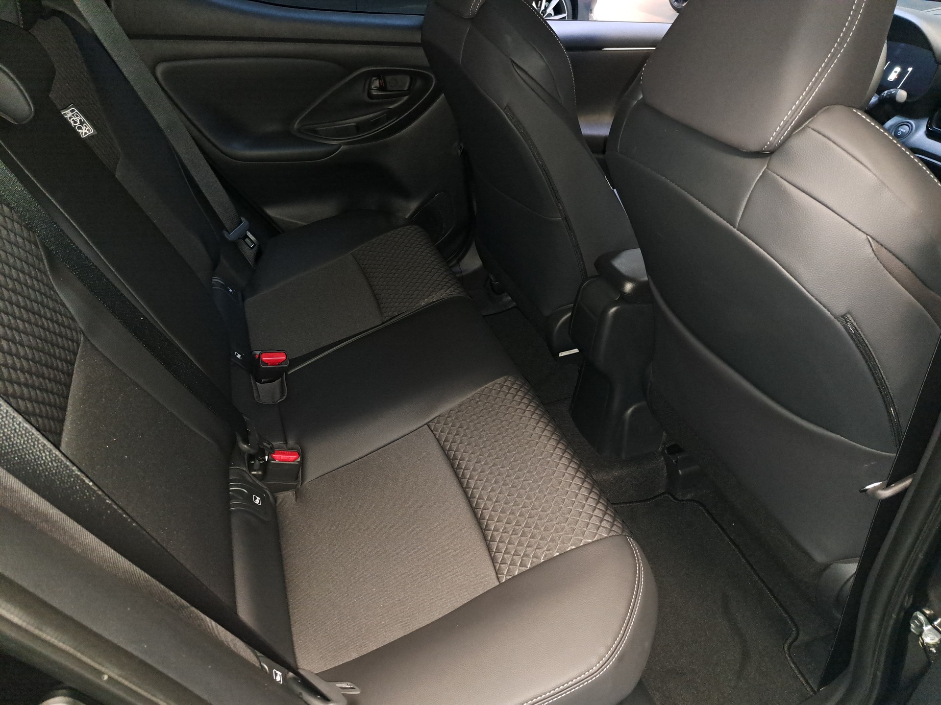 TOYOTA Yaris 1.5 Premium e-CVT-image-5