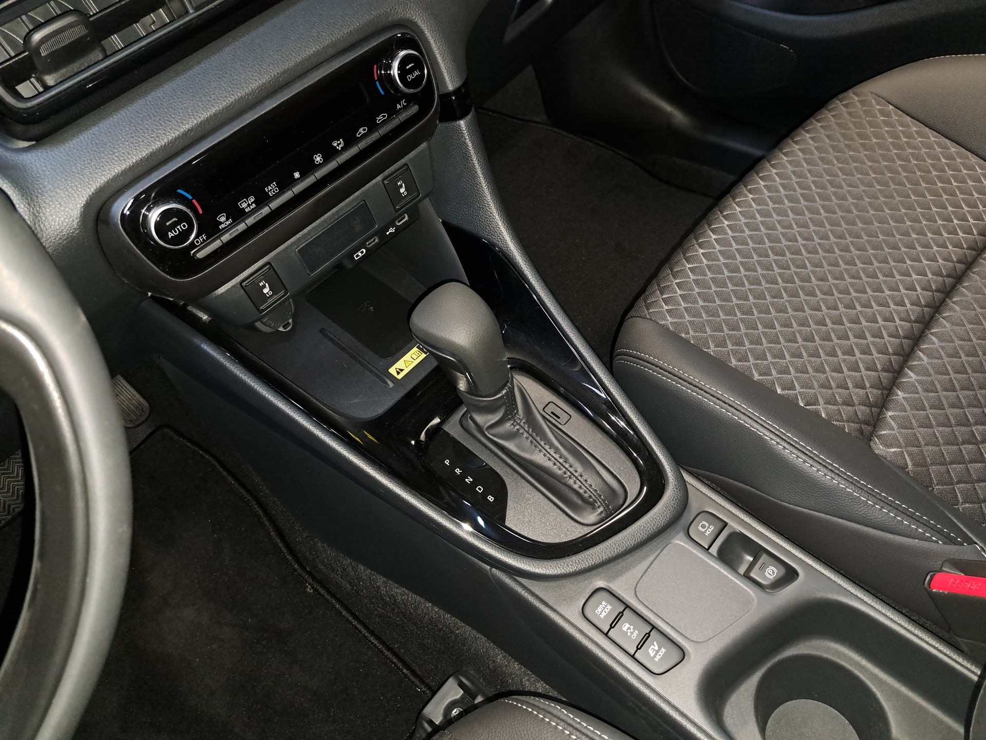 TOYOTA Yaris 1.5 Premium e-CVT-image-12