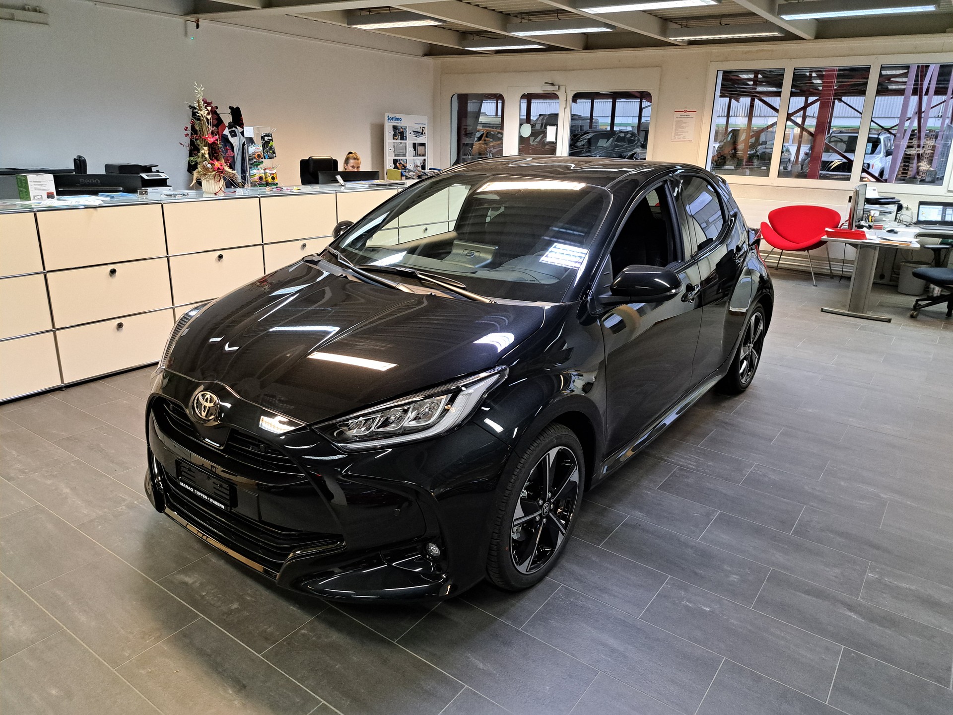 TOYOTA Yaris 1.5 Premium e-CVT-image-1