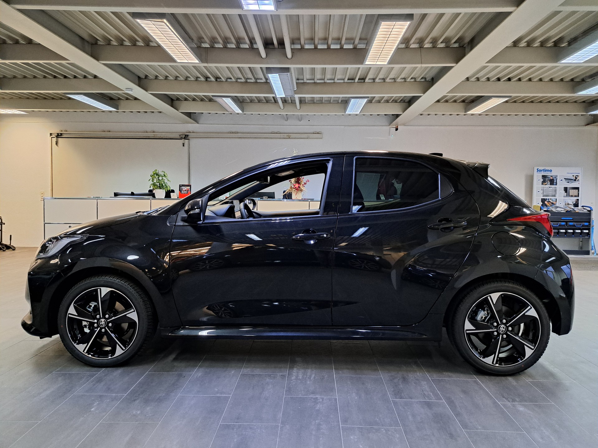 TOYOTA Yaris 1.5 Premium e-CVT-image-9