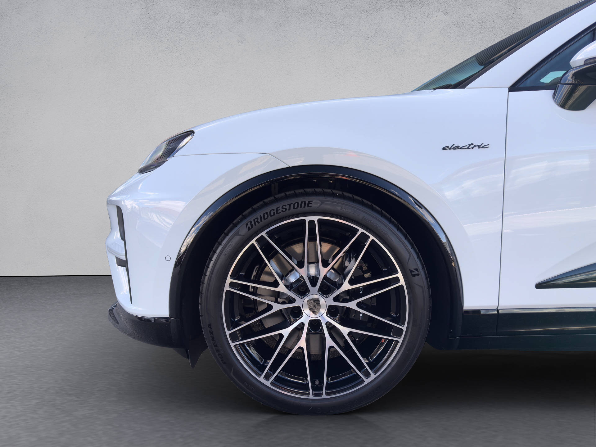 PORSCHE Macan Turbo-image-14