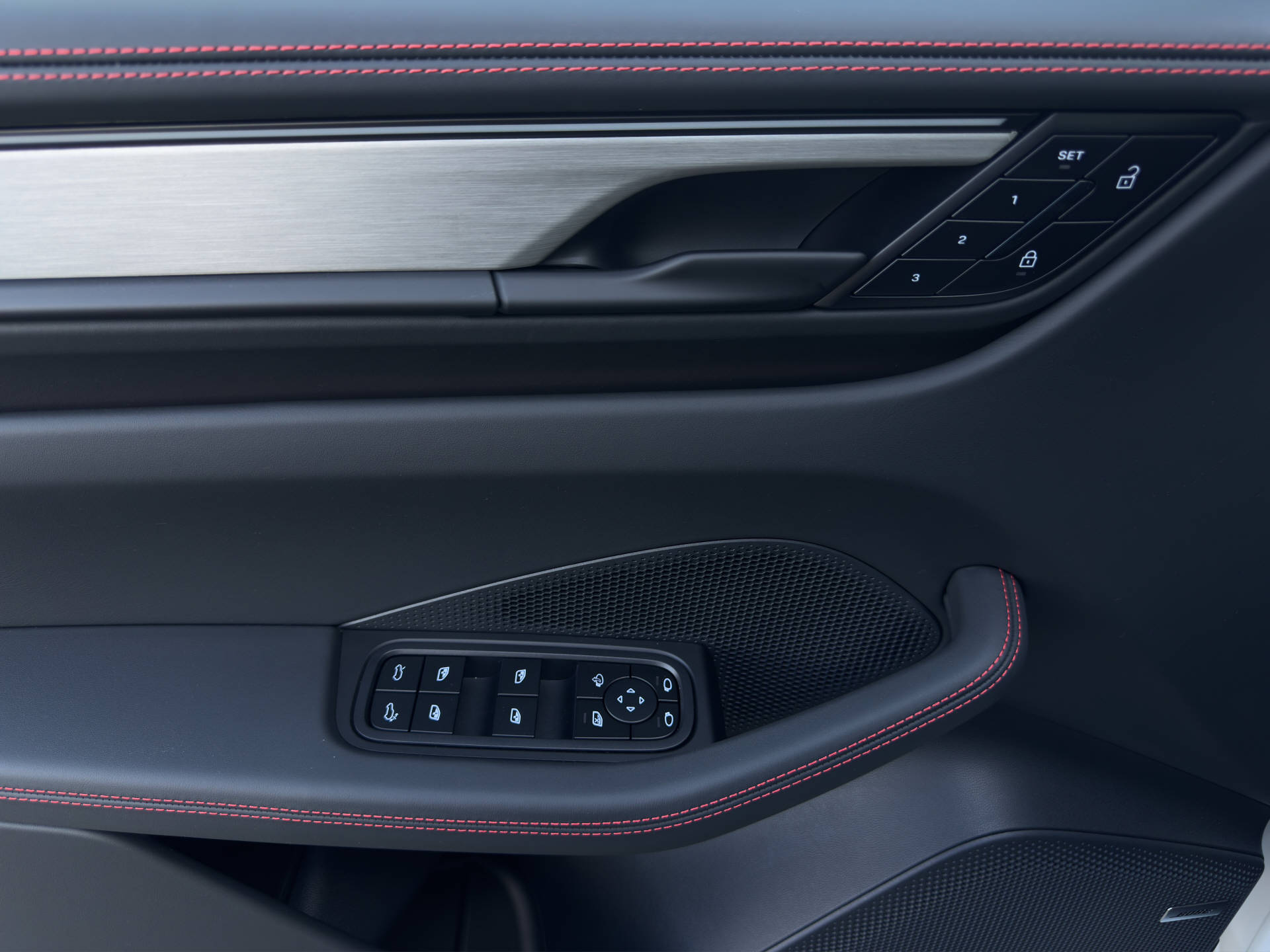 PORSCHE Macan Turbo-image-10