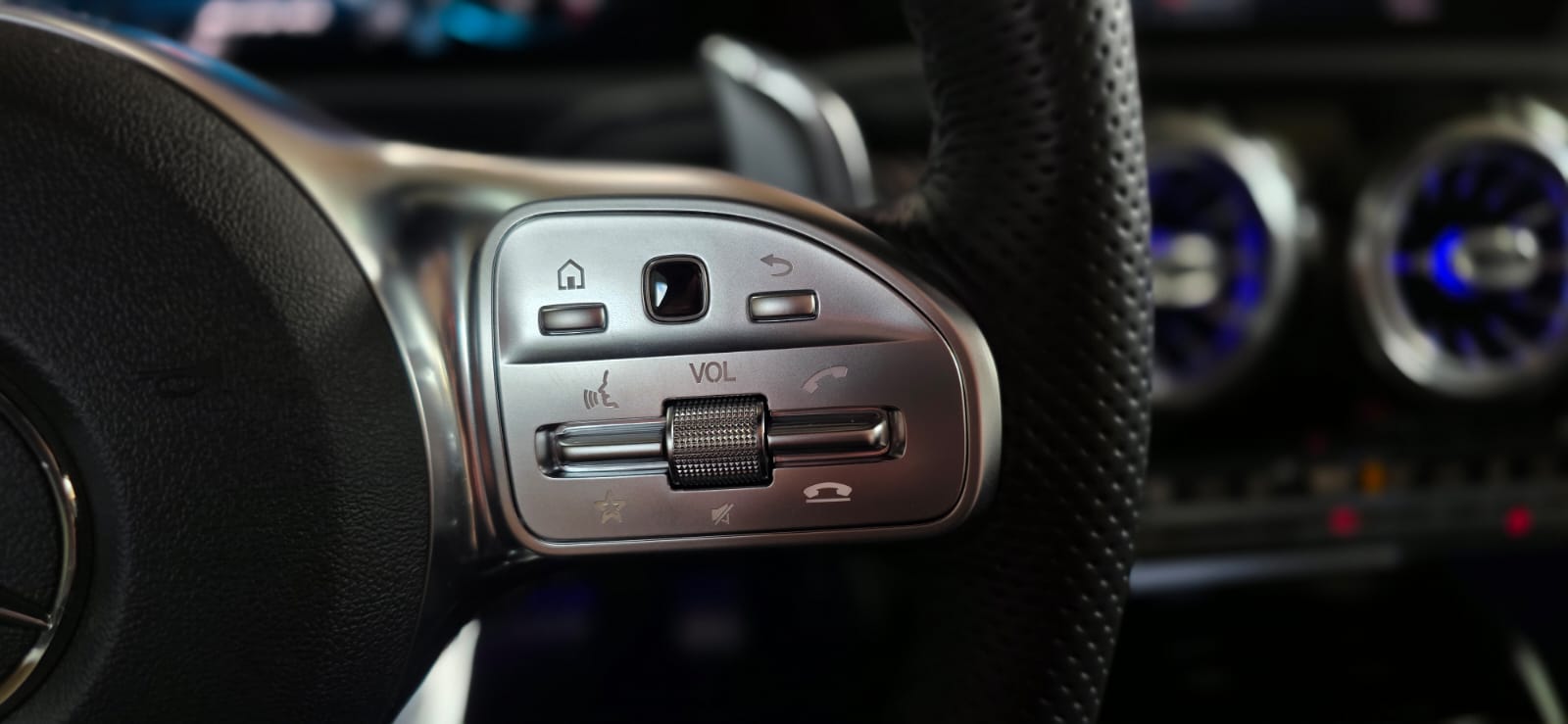 MERCEDES-BENZ A 35 AMG 4Matic Edition 1 Speedshift **CH FAHRZEUG**-image-13