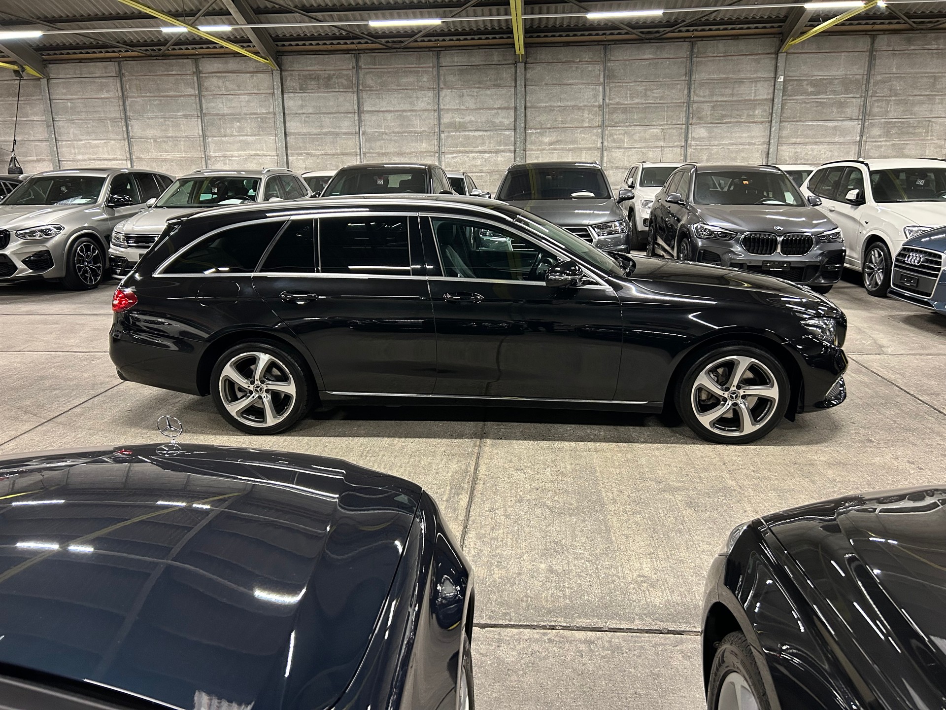 MERCEDES-BENZ E 220 d Swiss Star Avantgarde 4Matic 9G-Tronic-image-2