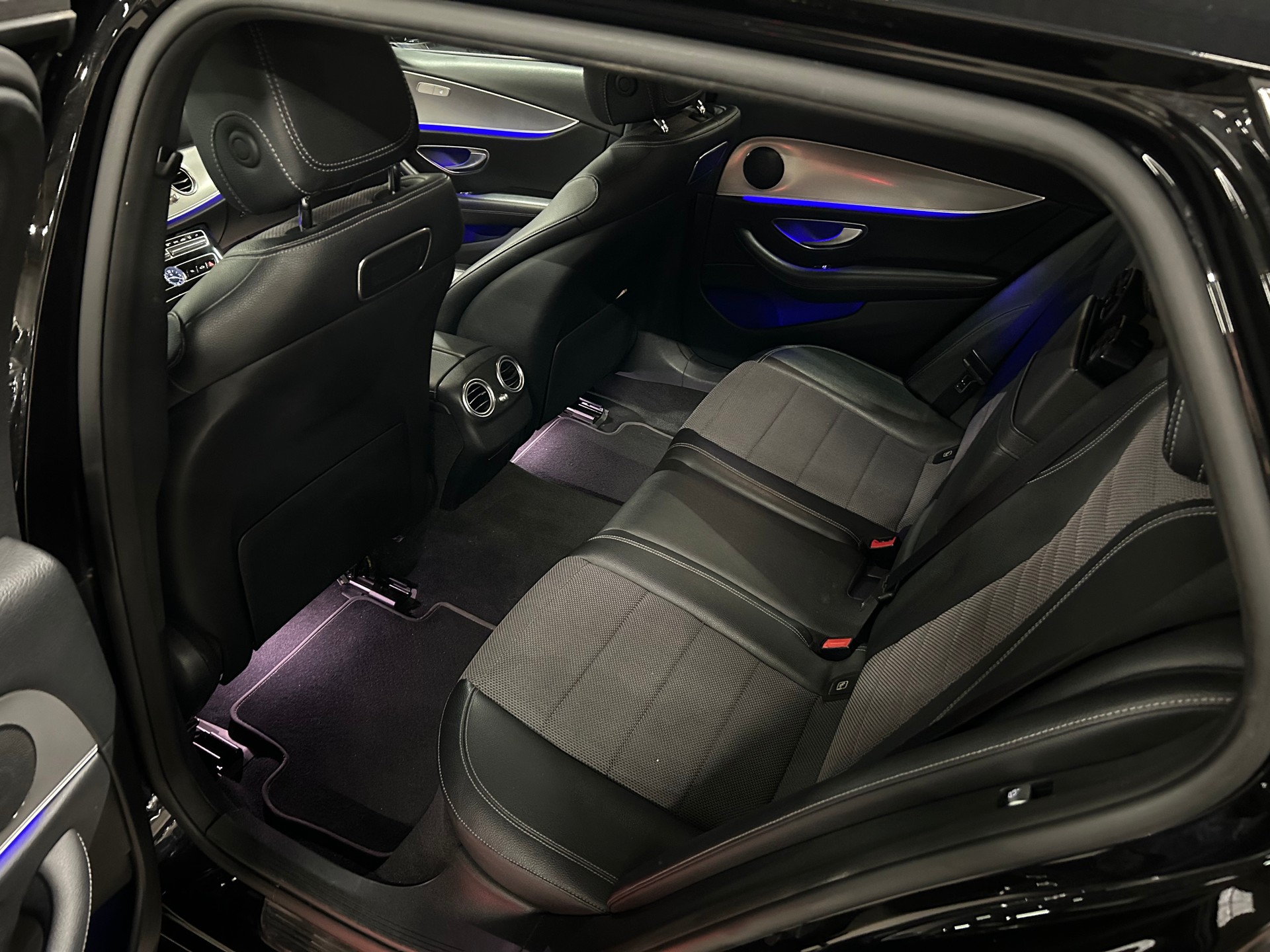 MERCEDES-BENZ E 220 d Swiss Star Avantgarde 4Matic 9G-Tronic-image-12
