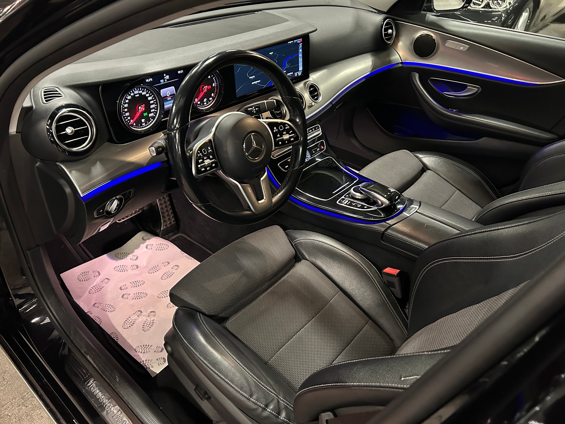 MERCEDES-BENZ E 220 d Swiss Star Avantgarde 4Matic 9G-Tronic-image-11