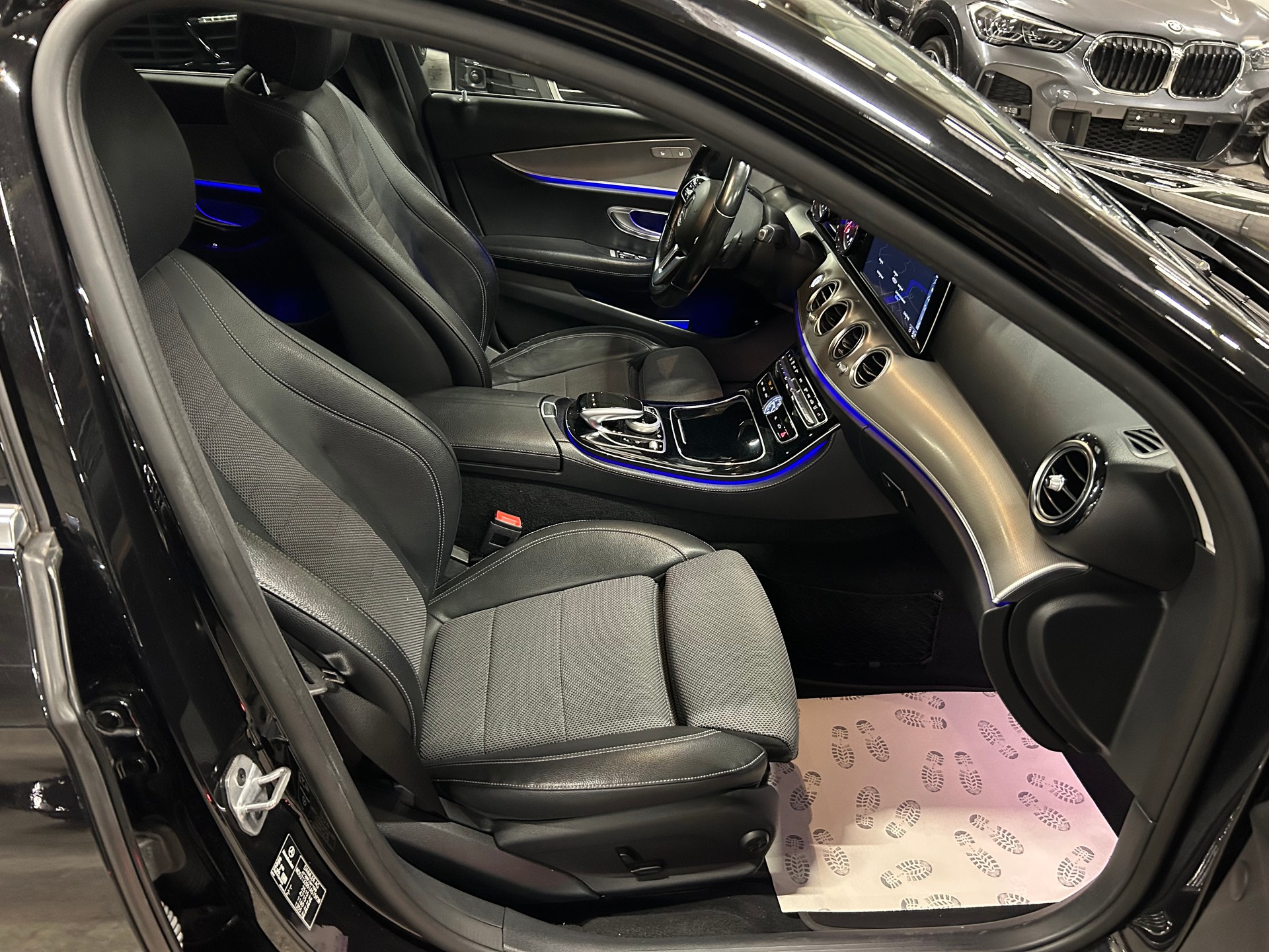 MERCEDES-BENZ E 220 d Swiss Star Avantgarde 4Matic 9G-Tronic-image-15