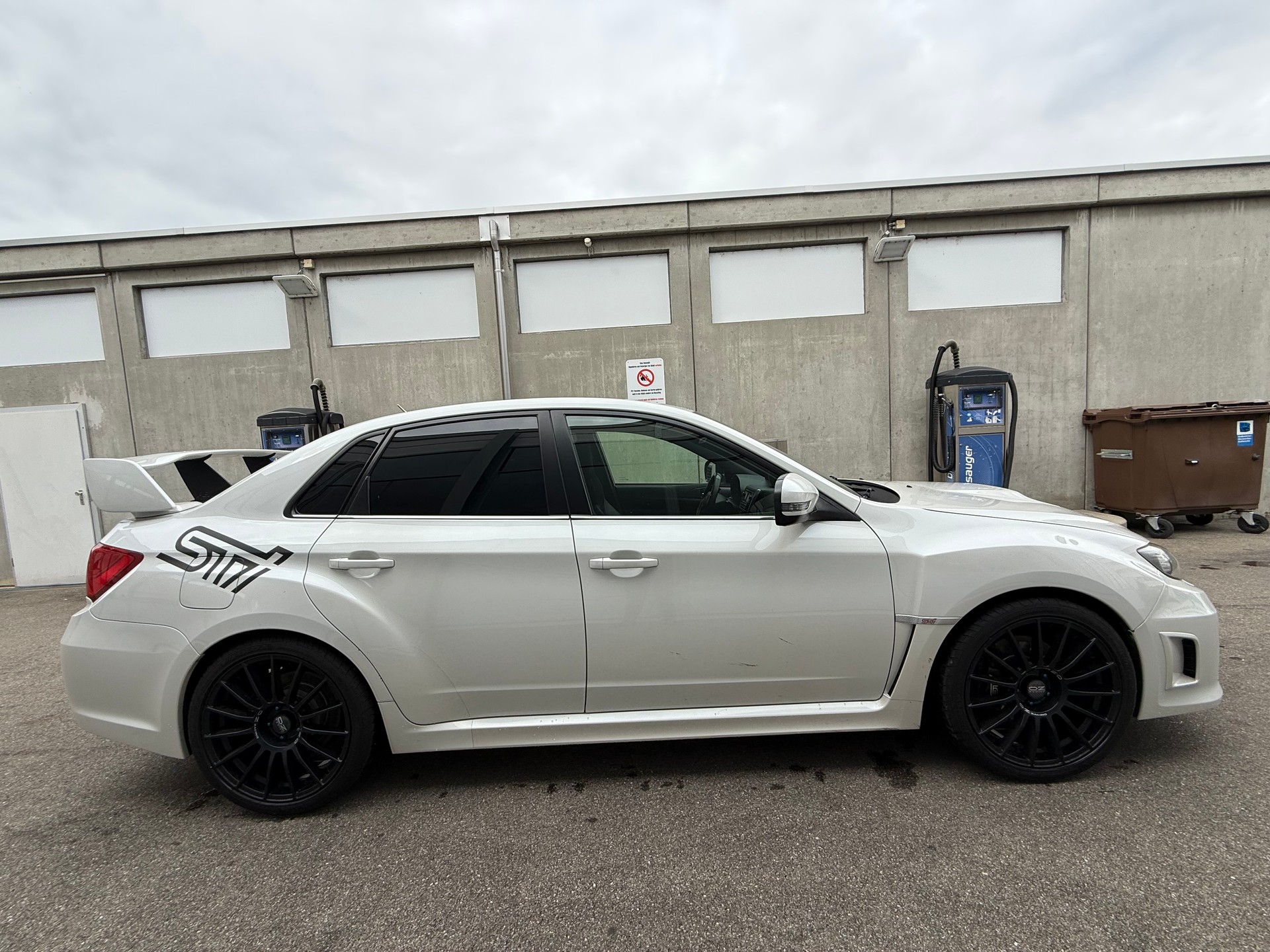 SUBARU 2.5 Turbo 4WD WRX STI Sport *CH Fahrzeug *Frisch ab MFK *Frisch ab Service *2 Schlüssel *8 Fach bereift-image-3