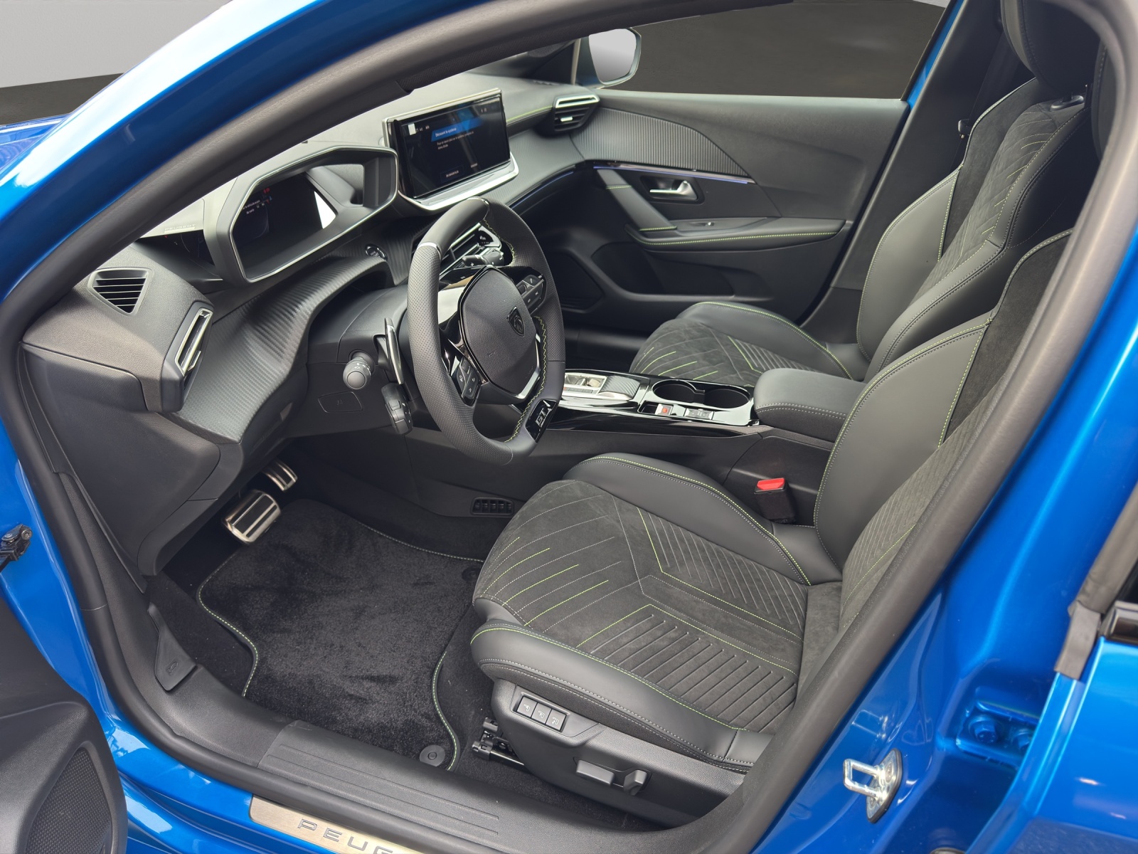 PEUGEOT 208 1.2 Hybrid GT-showroom-element-3