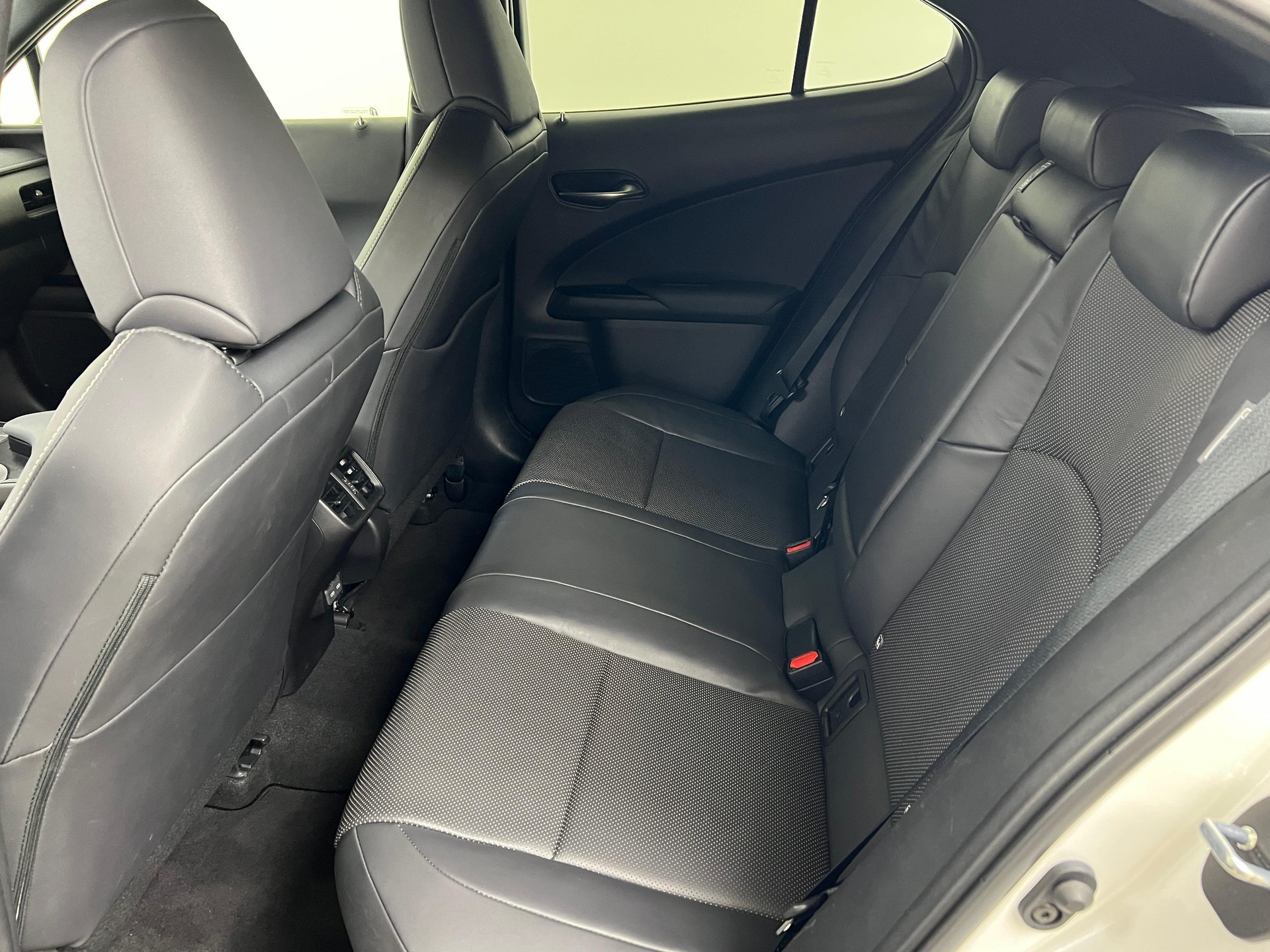 LEXUS UX 250h Comfort-image-19